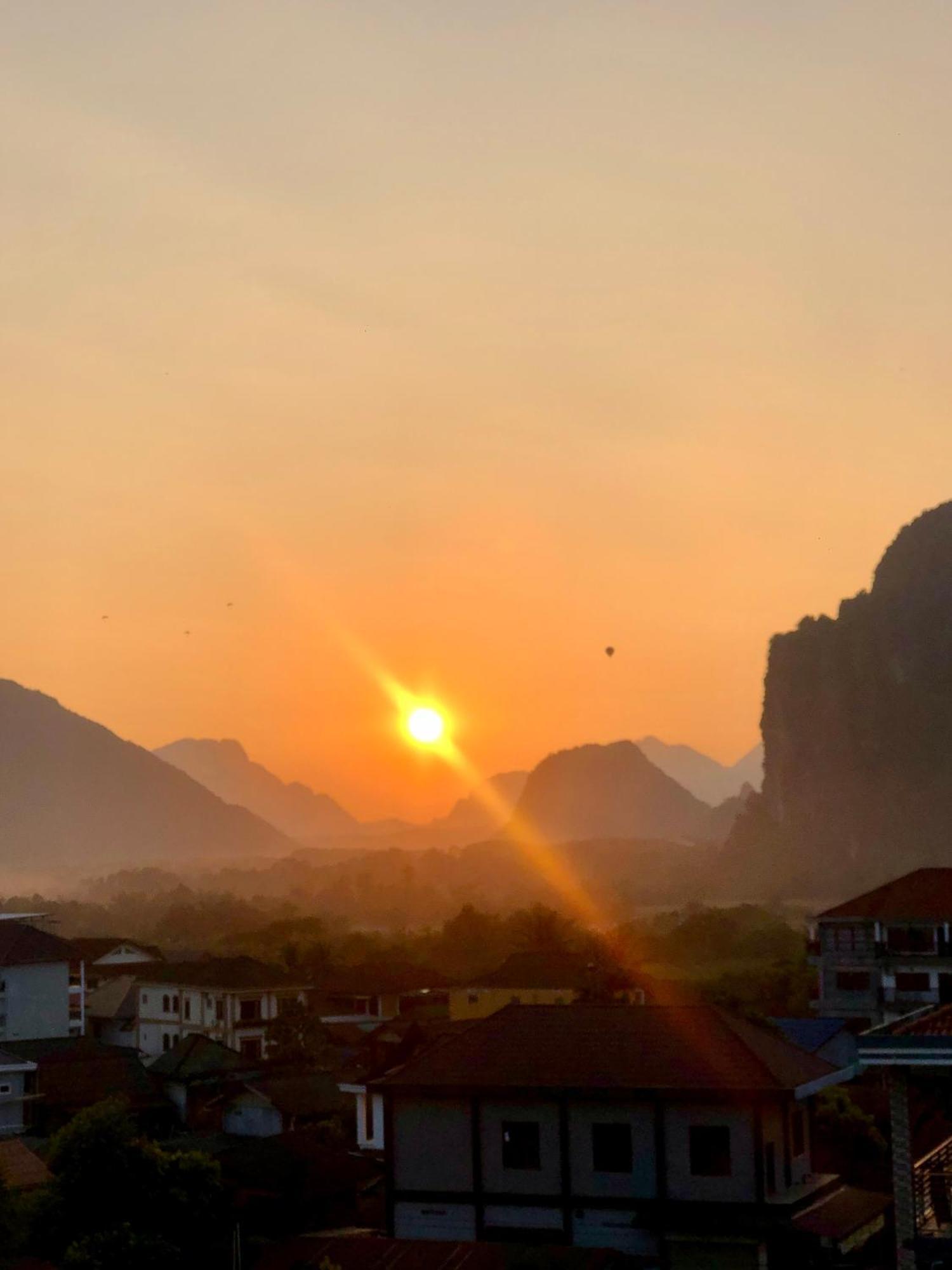 Easy Go Backpacker Hostel Vang Vieng Exterior photo